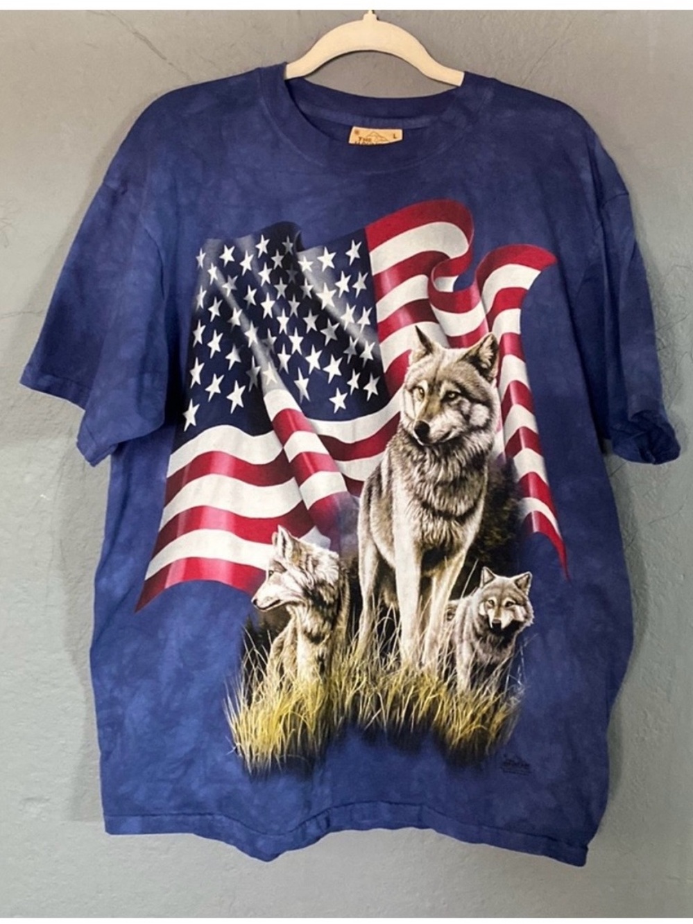Vintage The Mountain Y2K Blue Tie Dye Wolves with American Flag T-shirt